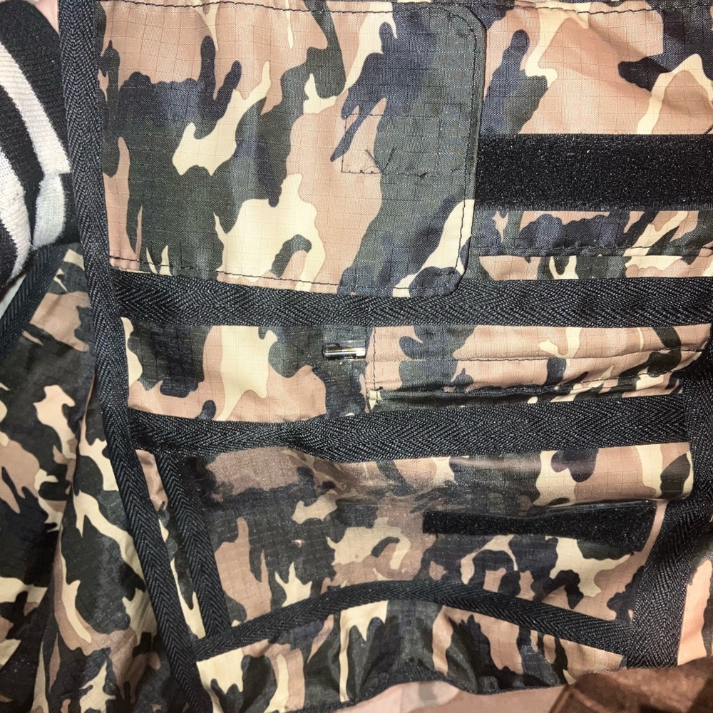 LeSportSac designer brand camo expandable cross body shoulder bag courier purse - Picture 11 of 13
